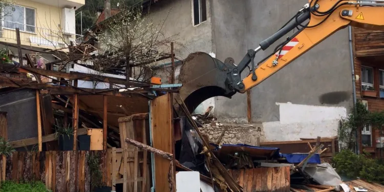 Osmangazi’de kaçak olarak inşa edilen işletme yıkıldı