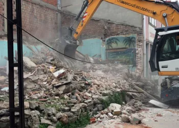 Osmangazi’de bir metruk bina daha yıkıldı