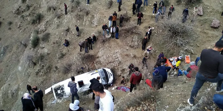 Batman’da servis uçuruma yuvarlandı, 2 öğrenci öldü