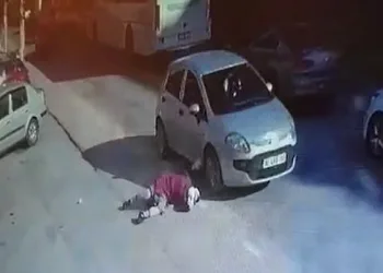 Yolun karşısına geçmek isterken araba çarptı
