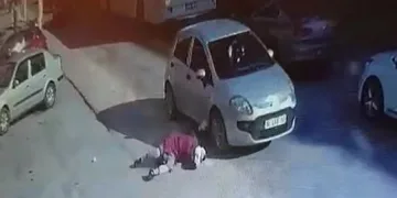 Yolun karşısına geçmek isterken araba çarptı
