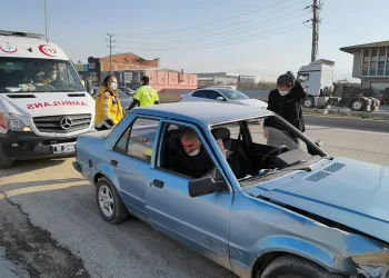 Bursa’da bariyerlere çarpan otomobilin sürücüsü yaralandı