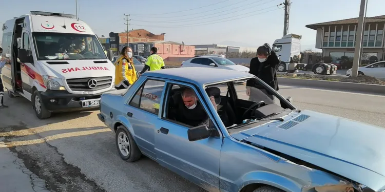 Bursa’da bariyerlere çarpan otomobilin sürücüsü yaralandı