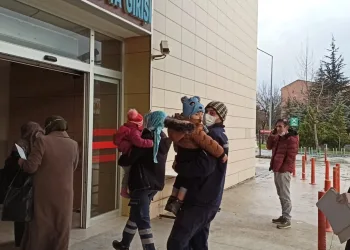 Bursa’da tiner içen ikizler hastanelik oldu