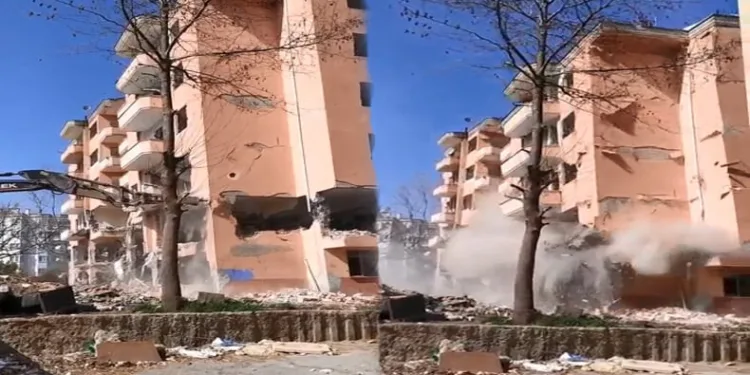 Bursa’da kontrollü yıkım! 10 saniyede yerle bir oldular