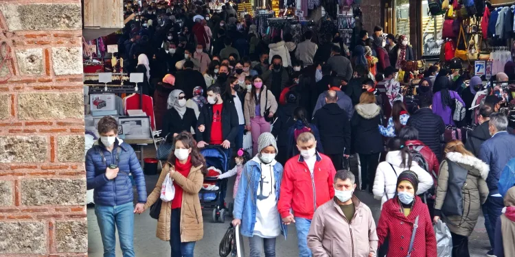 Bursa’da kısıtlamasız hafta sonu kalabalığı