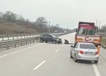 Bursa’da bariyerlere çarpan sürücü ağır yaralandı