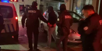 Motosiklet hırsızı dayak yemekten bekçiler sayesinde kurtuldu