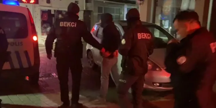 Motosiklet hırsızı dayak yemekten bekçiler sayesinde kurtuldu