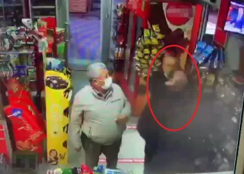 Markette korku dolu anlar! Müşteri ve çalışanlar kurtardı