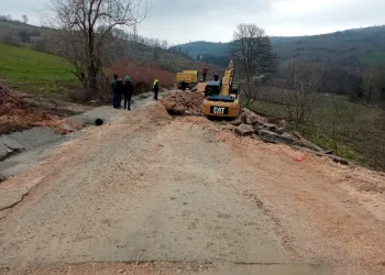 Bursa’da yol çöktü mahalleye ulaşım kapandı