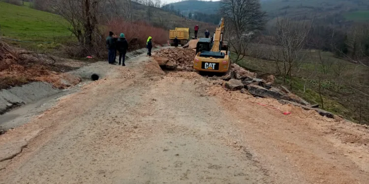 Bursa’da yol çöktü mahalleye ulaşım kapandı