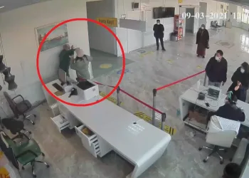 Su şişesiyle sağlık çalışanına saldırdı