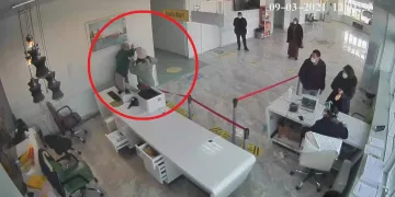 Su şişesiyle sağlık çalışanına saldırdı