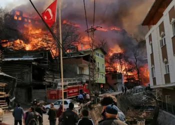 Artvin’de korkutan yangın! 50’ye yakın ev alevlere teslim