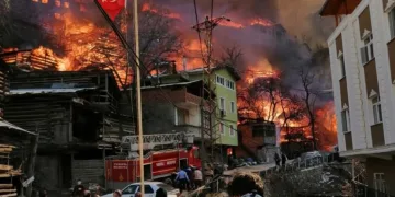 Artvin’de korkutan yangın! 50’ye yakın ev alevlere teslim