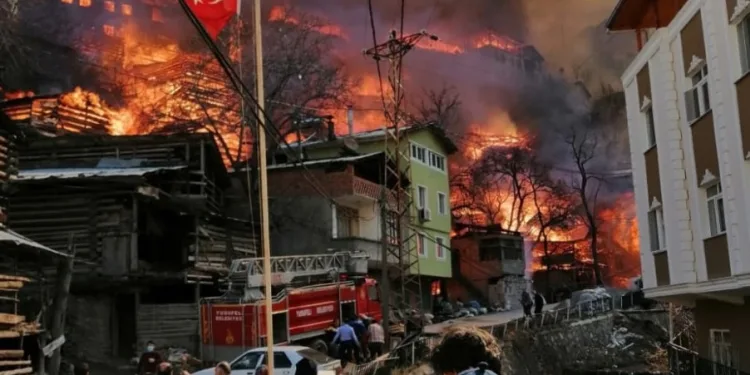 Artvin’de korkutan yangın! 50’ye yakın ev alevlere teslim