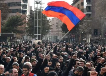 Ermenistan’da göstericiler hükümet binasını bastı