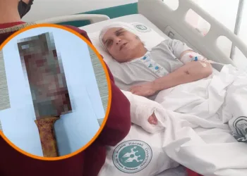 Çalışmasını istemediği eşini satırla yaraladı