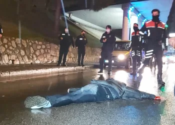 Bursa’da seyir halindeki aracın önüne atladı