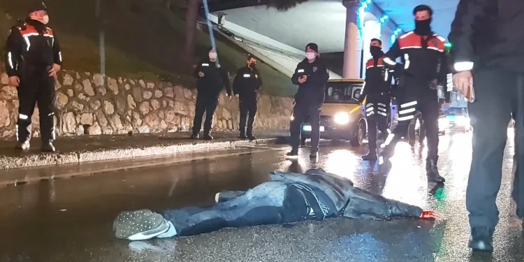 Bursa’da seyir halindeki aracın önüne atladı