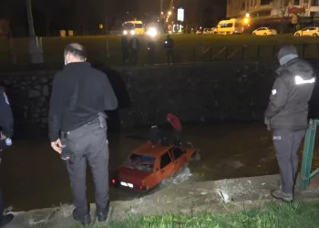 Bursa’da polisten kaçarken dereye uçtular