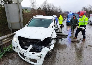 Bursa’da feci kaza! Bacağına bariyer saplandı