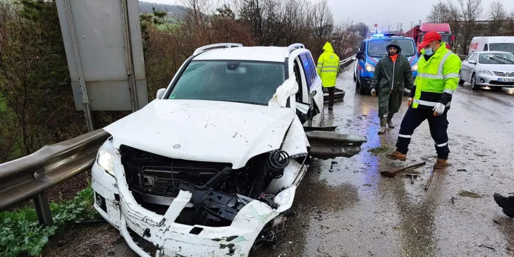 Bursa’da feci kaza! Bacağına bariyer saplandı