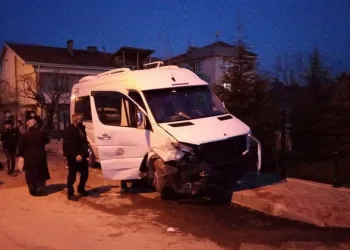Bursa’da servis minibüsü ile otomobil çarpıştı: 2 yaralı