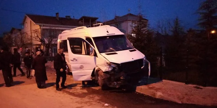Bursa’da servis minibüsü ile otomobil çarpıştı: 2 yaralı