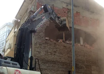 Osmangazi Belediyesi depreme dayanıksız binayı yıktı