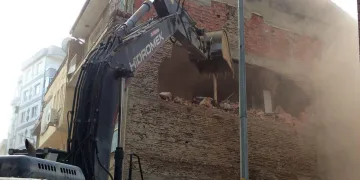 Osmangazi Belediyesi depreme dayanıksız binayı yıktı