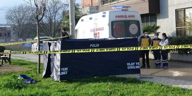 Bursa’da sokak ortasında eşini öldürdü