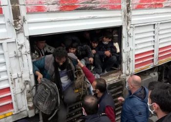 Van’da TIR’ın dorsesinde 218 kaçak göçmen yakalandı