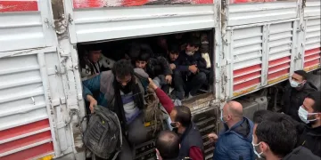 Van’da TIR’ın dorsesinde 218 kaçak göçmen yakalandı