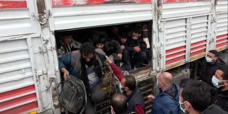 Van’da TIR’ın dorsesinde 218 kaçak göçmen yakalandı