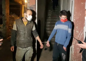 Arkadaşlarının kelepçelediği kardeşleri polis kurtardı