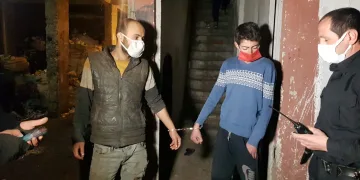 Arkadaşlarının kelepçelediği kardeşleri polis kurtardı