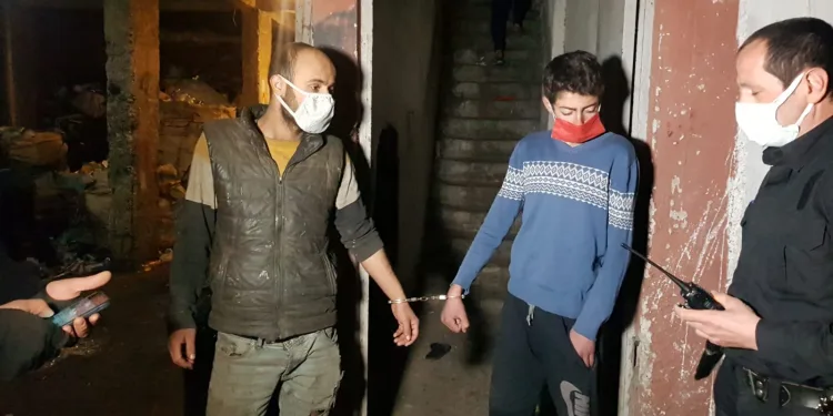 Arkadaşlarının kelepçelediği kardeşleri polis kurtardı