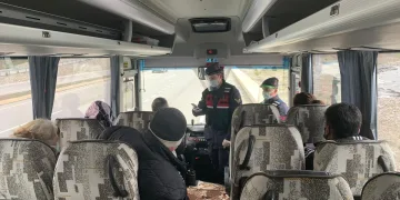 Vaka sayılarının zirve yaptığı ilde karantinayı ihlal etti, yolcu otobüsünde yakalandı