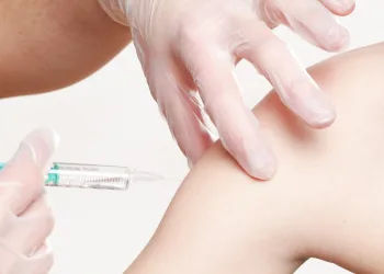 İngiltere’de aşı olan 7 kişi, kan pıhtısı nedeniyle öldü
