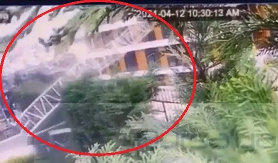 Bursa’da metrelerce uzunluğundaki vinç devrildi