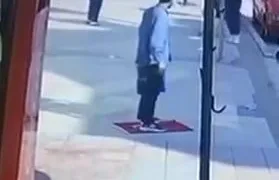 Bursa’da bayrağı yere serip üzerine bastı, gözaltına alındı
