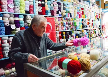Yünleriyle 70 yıldır gönülleri ısıtıyor