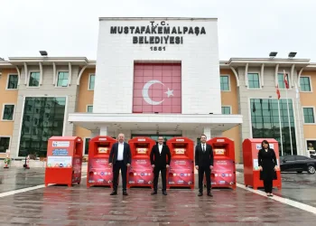Bursa Mustafakemalpaşa’da giysiler çöpe değil kumbaraya atılıyor