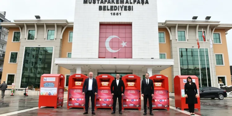 Bursa Mustafakemalpaşa’da giysiler çöpe değil kumbaraya atılıyor