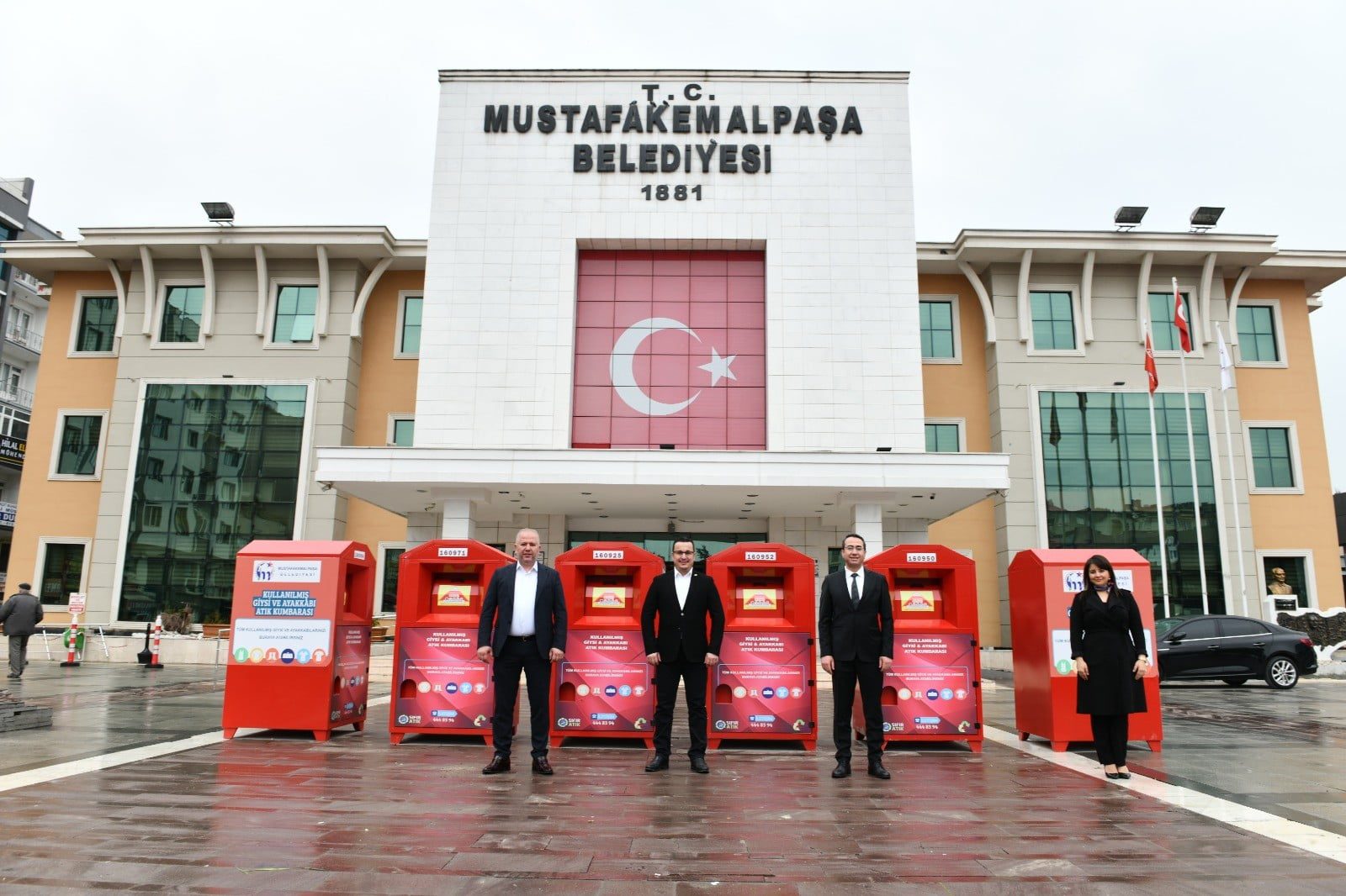 Bursa Mustafakemalpaşa'da giysiler çöpe değil kumbaraya atılıyor