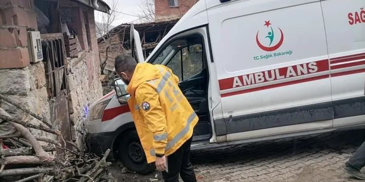 Covid hastasını almaya giden ambulans kaza yaptı