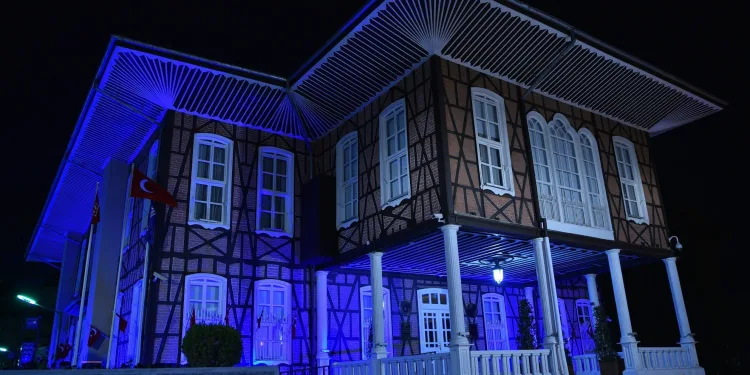 Tarihi simgeler farkındalık için maviye büründü