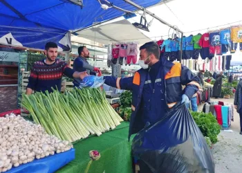 Bursa’da pazarcılara 3 bin adet siperlik dağıtıldı